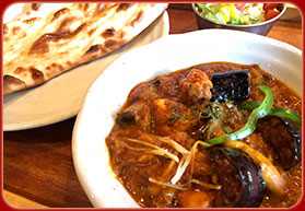 茄子ときのこと鶏もも肉のカレー（ナン又はライス、ミニサラダ、ドリンク＜平日ランチのみ＞付き ）